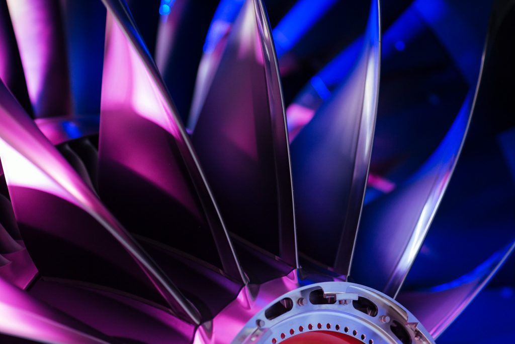 Au cœur du réacteur. Vue rapprochée sur les aubes de soufflante du moteur LEAP (© Cyril Abad / CAPA Pictures / Safran x 2).