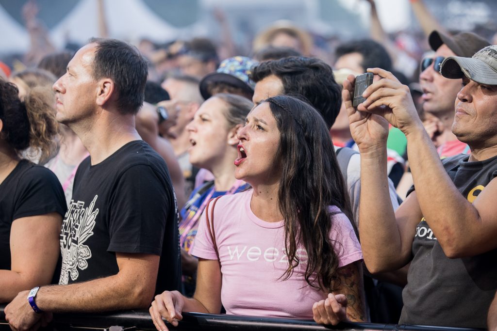 Les Eurockéennes de Belfort testent un nouveau dispositif d’écoute des festivaliers, intitulé « Listen up ! écoute & bienveillance ». Une soixantaine de bénévoles, formés au recueil de la parole, seront facilement identifiables sur le site.