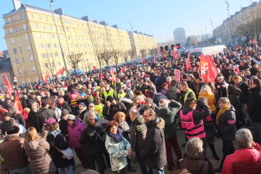 Pas de manifestation en ce 1er mai 2020. Mais 2020 en commun invite à accrocher un foulard rouge au pont Legay, à Belfort pendant son heure de sortie.