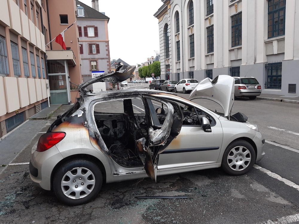 Une voiture de police a été incendiée devant le commissariat de Belfort, le 21 avril à 2h30.