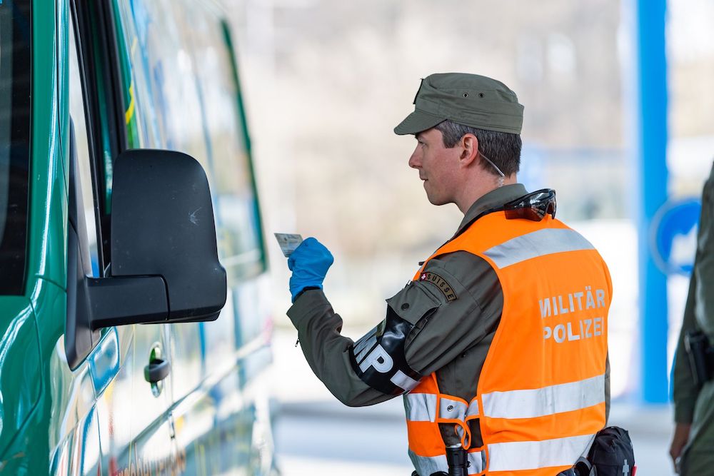 Policier militaire suisse, en contrôle à la frontière de la Confédération helvétique.