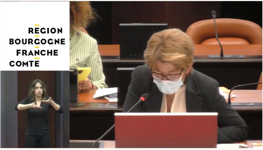 marie-Guite Dufay, préside la séance du conseil régional de Bourgogne-Franche-Comté en portant un masque.