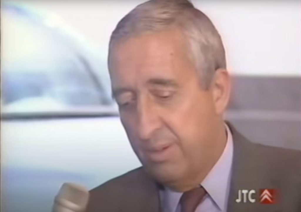 Jacques Calvet lors d'une interview au salon de l'auto de Paris.