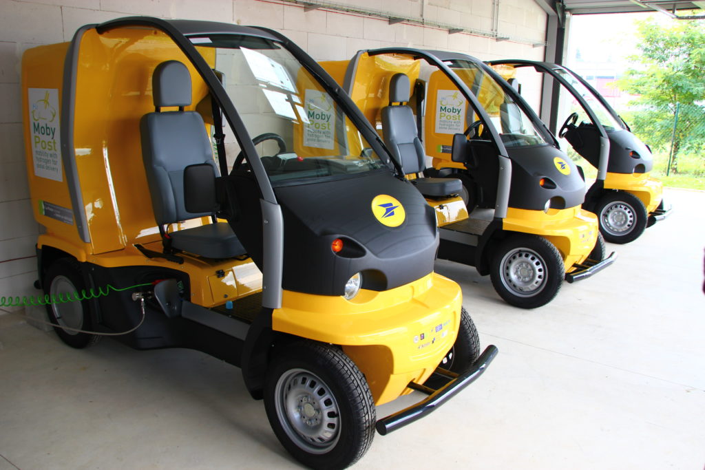 Mobypost expérimentait, avec La Poste, un système couplant la fourniture d’hydrogène via des panneaux photovoltaïques, utilisé ensuite dans des véhicules électriques dotés d’une pile à combustible, pour distribuer le courrier.