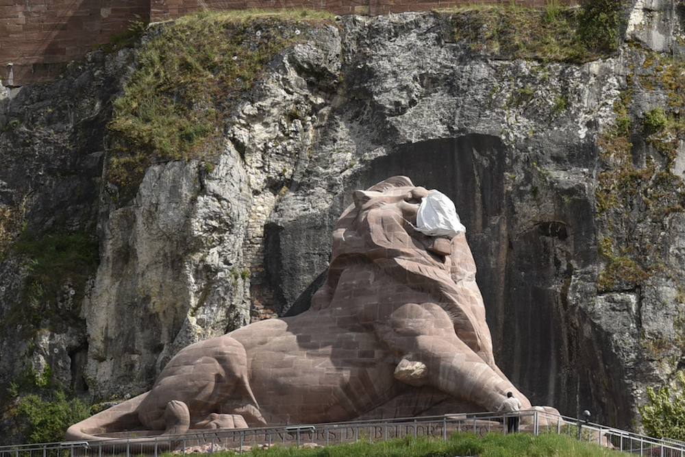 Un masque a été installé sur le lion de Belfort.