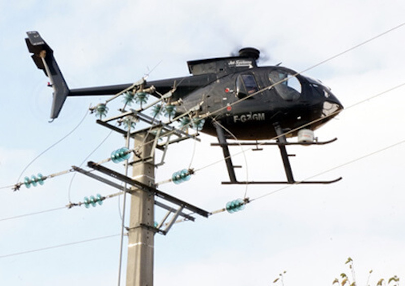 Hélicoptère de Jet Systems Hélicoptères Services qui va survoler 800 km de lignes électriques dans le Doubs.