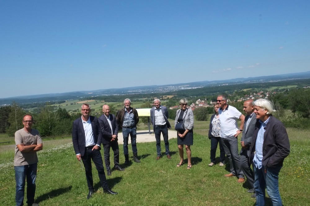 Des élus de Pays de Montbéliard Agglomératio, du groupe Indépendants et Solidaires, qui entourent Nicolas Pacquot, candidat à la présidence de l'agglo.