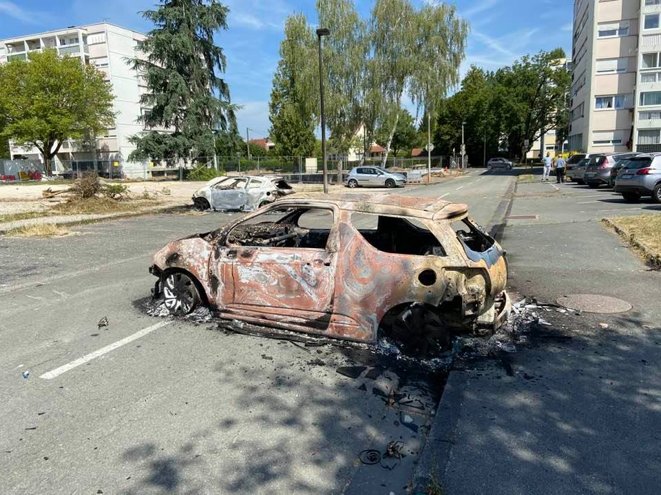 De nombreuses voitures ont été brûlées dans le quartier de la Petite-Hollande à Montbéliard, dans la nuit du 13 au 14 juillet. Un couvre-feu est instauré.