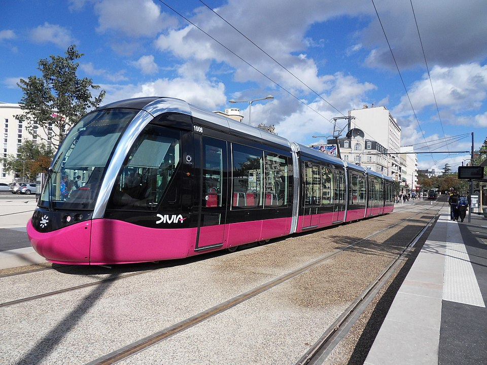 Deux mineurs étaient en garde à vue vendredi après avoir frappé la veille au soir à Dijon un conducteur de tram qui leur demandait de porter leurs masques de protection contre le coronavirus,