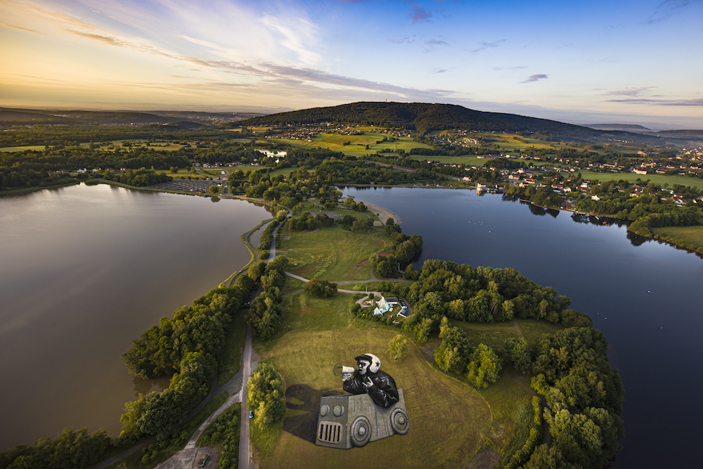 Fresque réalisée par Saype, pour les Eurockénnes, pour faire vibrer le festival malgré l'annulation, au Malsaucy.