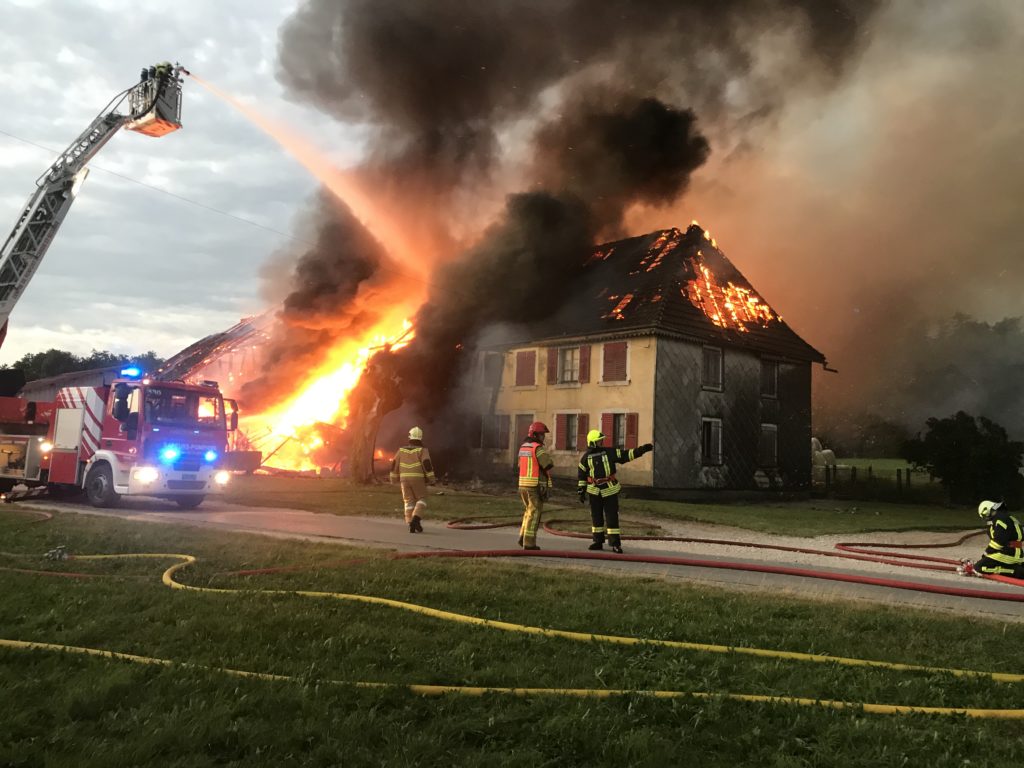 Les pompiers de Delle interviennent pour un incendie en Suisse, à Bure.