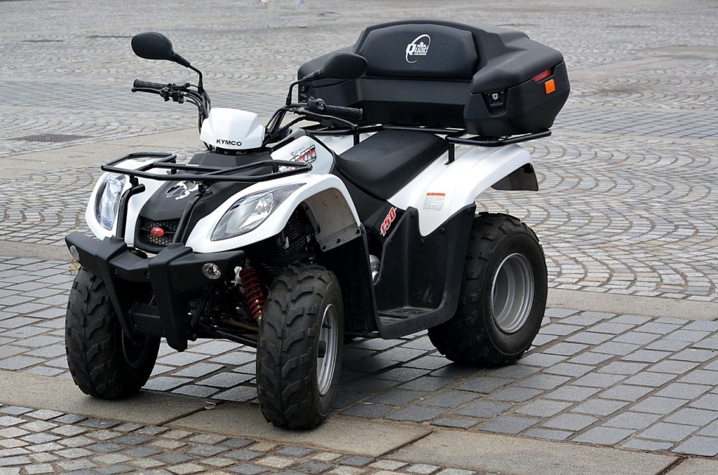 Un quad a percuté accidentellement la terrasse d'un café lundi en fin d'après-midi aux Hauts de Bienne, dans le Jura.