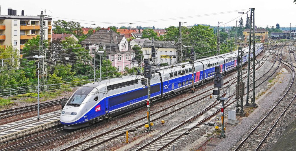 Le TGV, ici entre Paris et Francfort. Image par Erich Westendarp de Pixabay