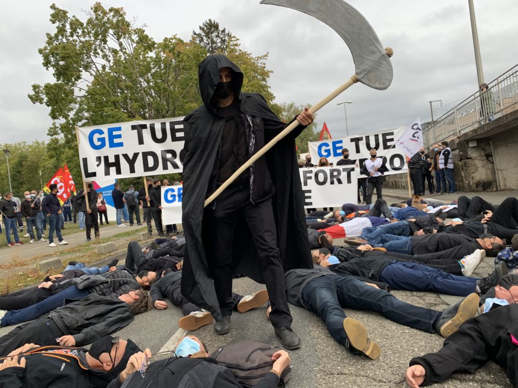 Les salariés d'Hydro ont organisé un cortège funèbre pour accompagner la sortie d'une turbine à gaz, à Belfort, le 24 septembre.