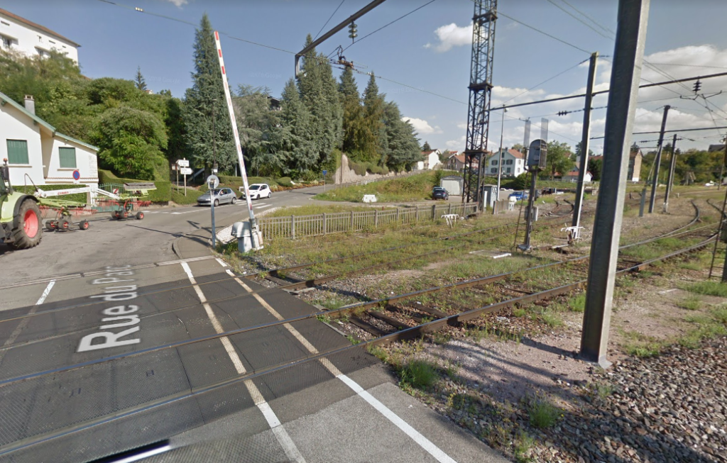 La rue du Parc, au niveau du passage à niveau 102, à Montbéliard.