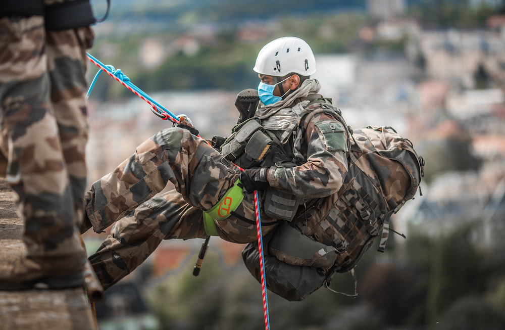 Descente en rappel d'un militaire du 35e RI (Crédit 35e RI).