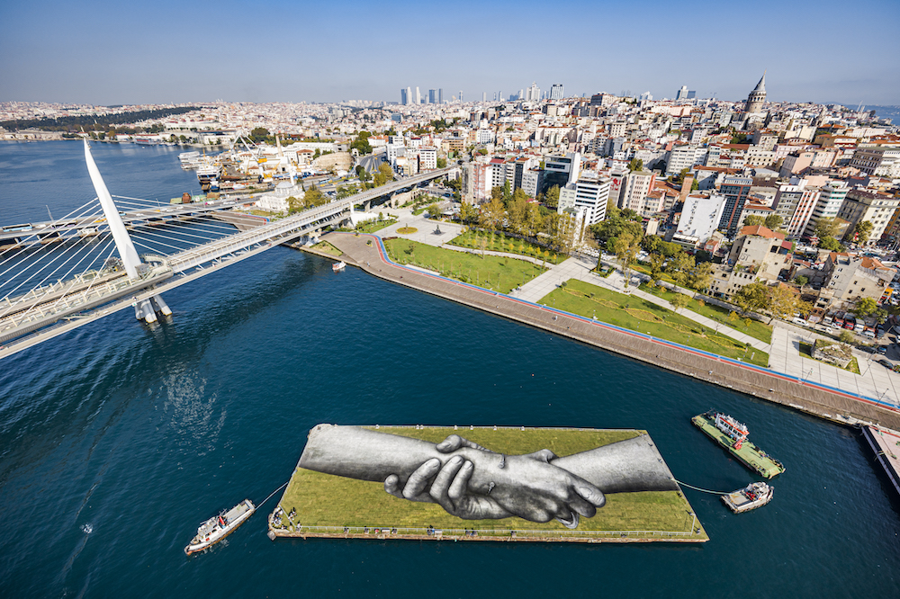 À Istanbul, l’artiste belfortain Sayper relie l’Europe à l’Asie avec une fresque géante