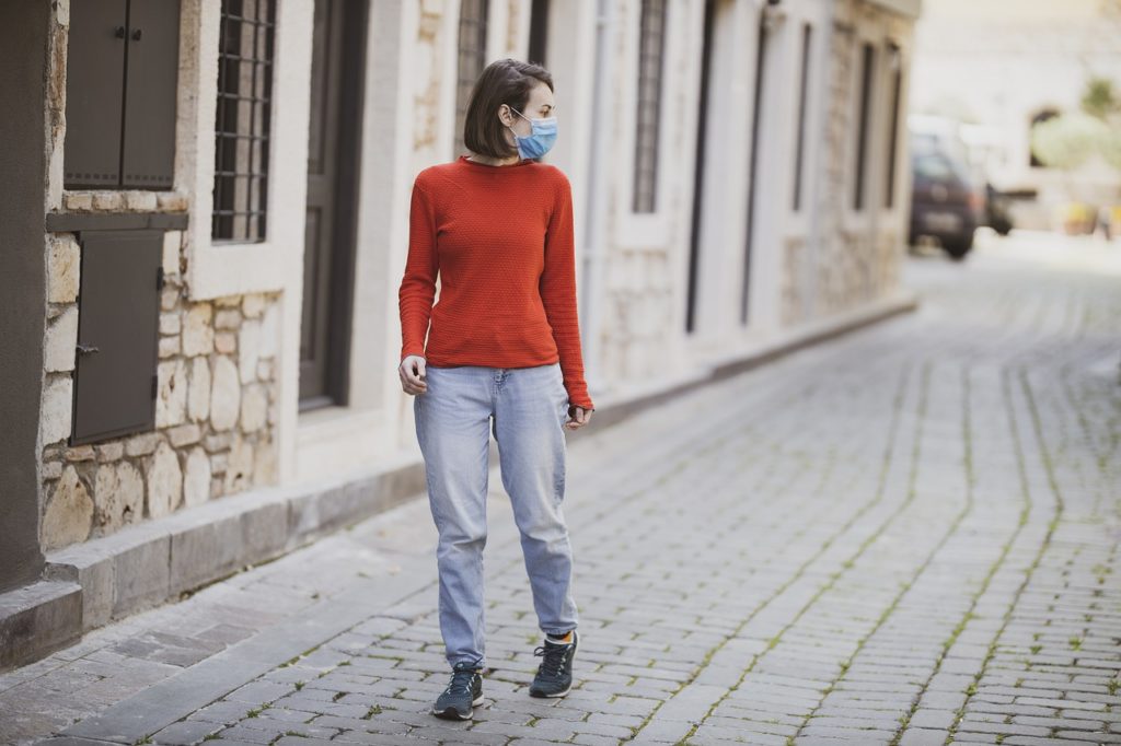 Une femme porte le masque dans la rue, pour lutter contre l'épidémie de la covid-19.