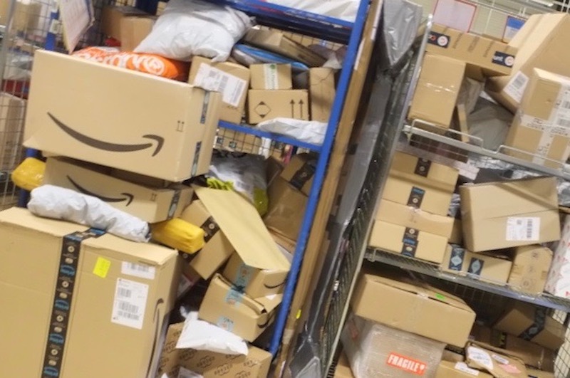 Des colis Amazon, à la plateforme colis d'Audincourt.