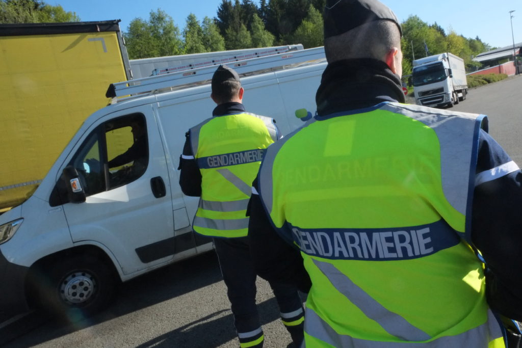 La brigade des douanes de Montbéliard a saisi 184 kg de cannabis, lundi 9 novembre, dans une camionnette en direction de l’Allemagne, au péage de Fontaine, dans le Territoire de Belfort, sur l’A36.