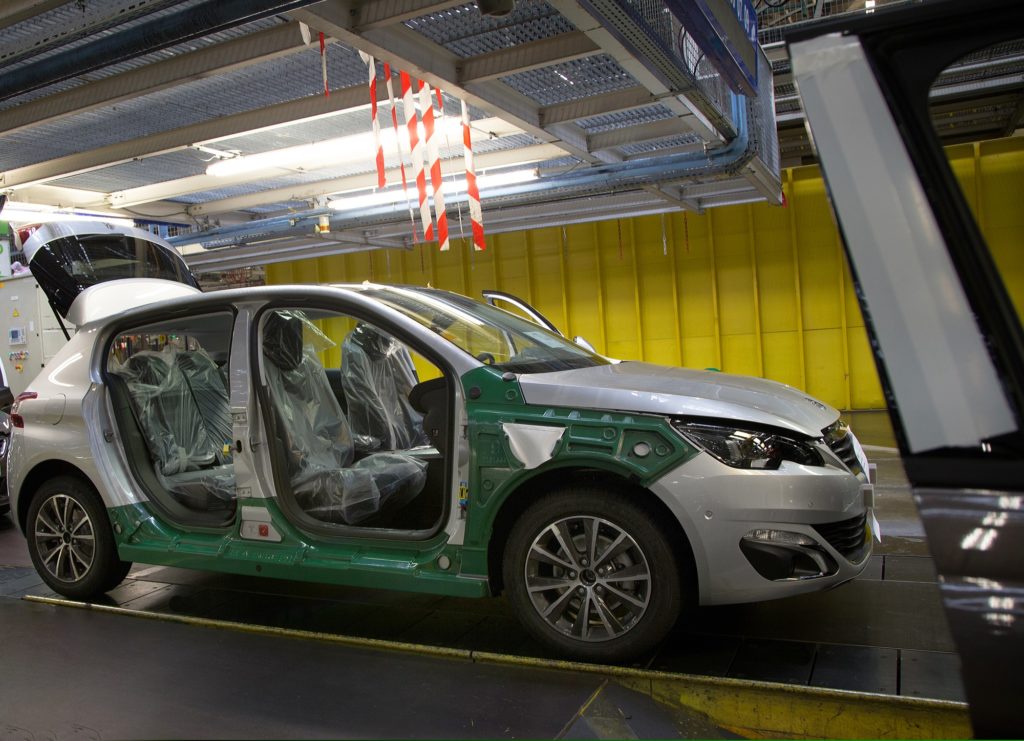 Production des Peugeot 308 sur le site PSA Peugeot Citroën de Sochaux : ligne de montage Communication site de Sochaux – Thibault Chevalier