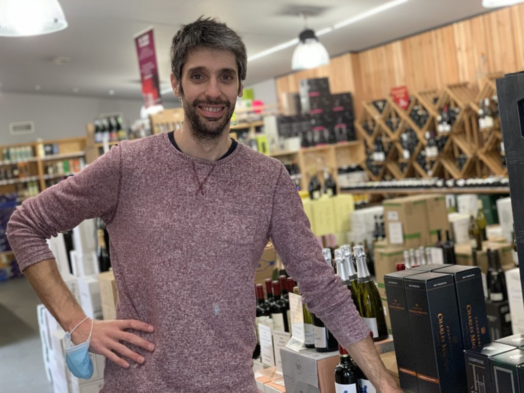 Romuald, caviste et sommelier des caves Maurin, à Belfort.