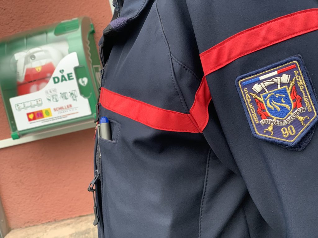 Un défibrillateur autonome externe, installé sur la façade de l'hôtel du Département, à Belfort. Un dispositif accompagné par les pompiers.