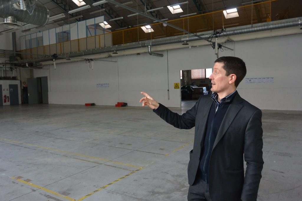 Sébastien Faivre dans le bâtiment qui abritera les futurs ateliers d'H2Sys.