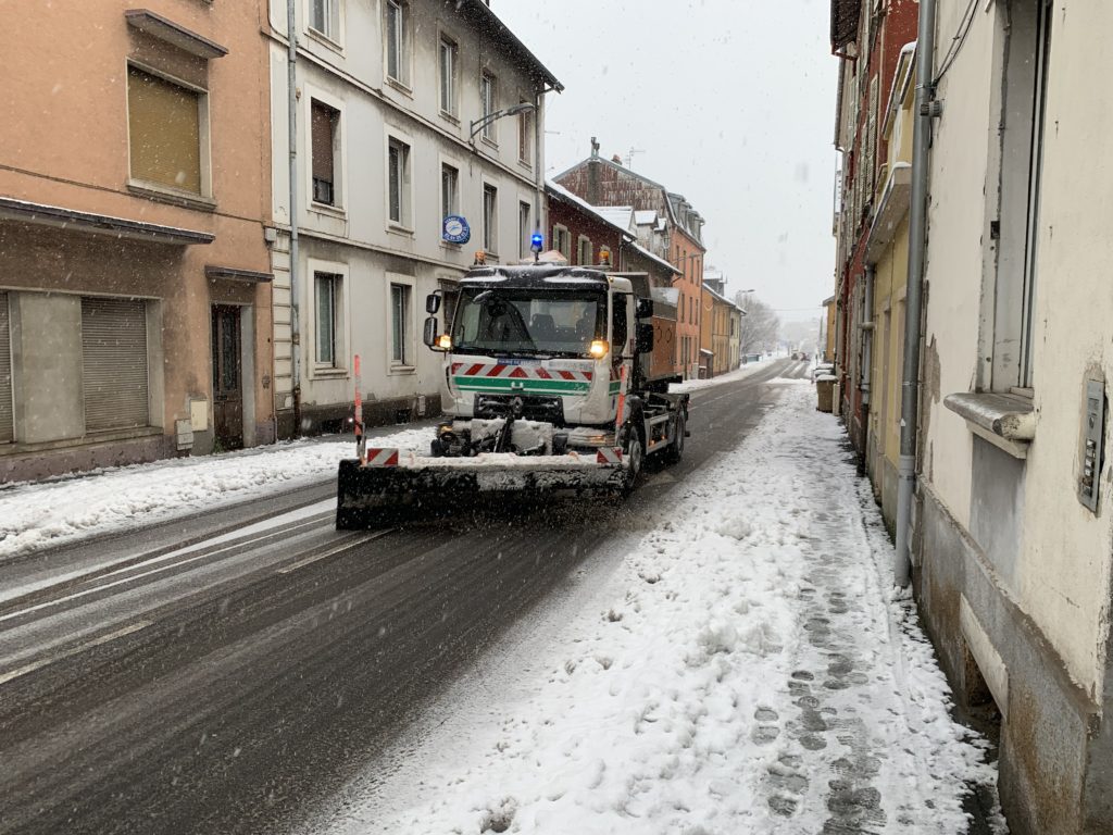 Déneigeuse, rue de l'Est, à Belfort, le vendredi 14 janvier 2021.