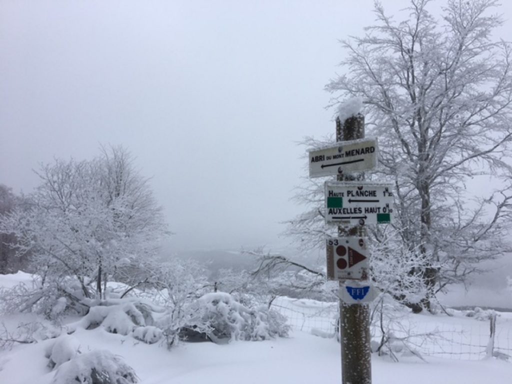 L'enneigement invite aux randonnées à raquettes ou à ski de randonnée, mais en restant prudent.