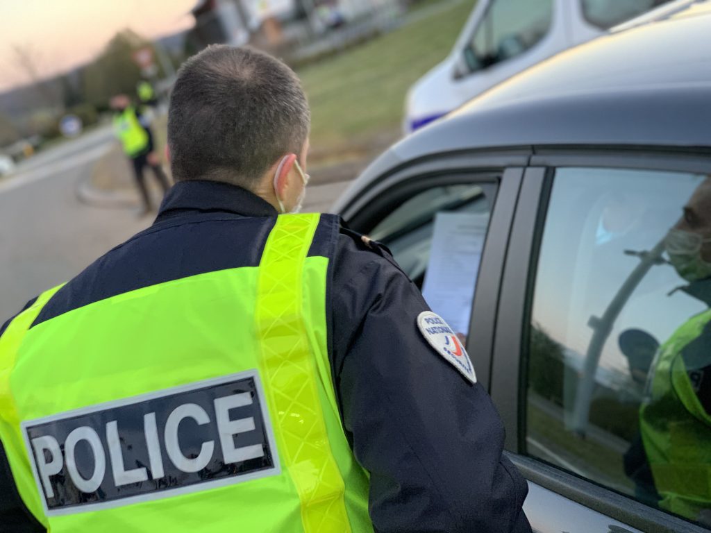 Contrôle du respect des règles du couvre-feu par la police nationale du commissariat de Belfort, le 7 avril 2021, à Bavilliers, sur la RN83. | ©Le Trois – Thibault Quartier