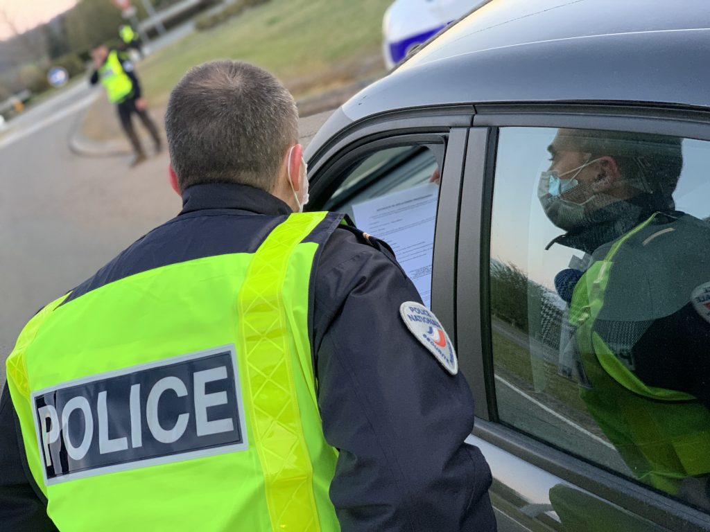 Opération de contrôle des attestations de déplacement pendant le couvre-feu, à Bavilliers.