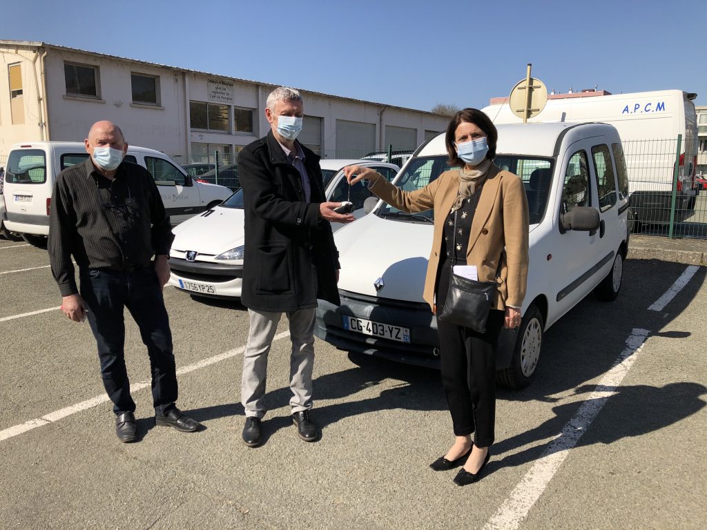 La Ville de Montbéliard a remis les clés, le 31 mars, de deux véhicules à l’association La Roue de secours, un garage solidaire.