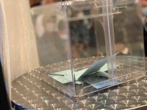 Enveloppe de vote, dans une urne.