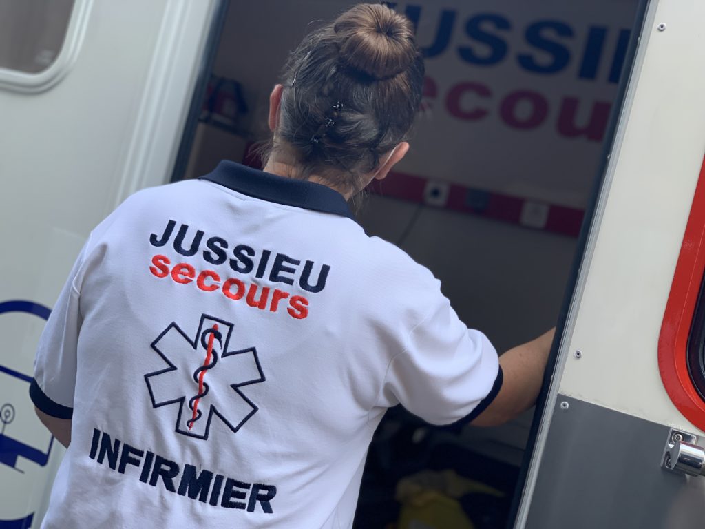 Unité mobile de vaccination de Jussieu secours, à l'UTBM, à Sevenans. | ©Le Trois – illustration