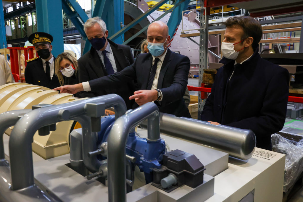 Belfort 10-02-2022.
Le Président de la République Emmanuel Macron est venu ce jeudi visiter les ateliers de Général Electric et officialiser la vente de la branche nucléaire de General Electric à EDF. ©Michaël Desprez – pool press 