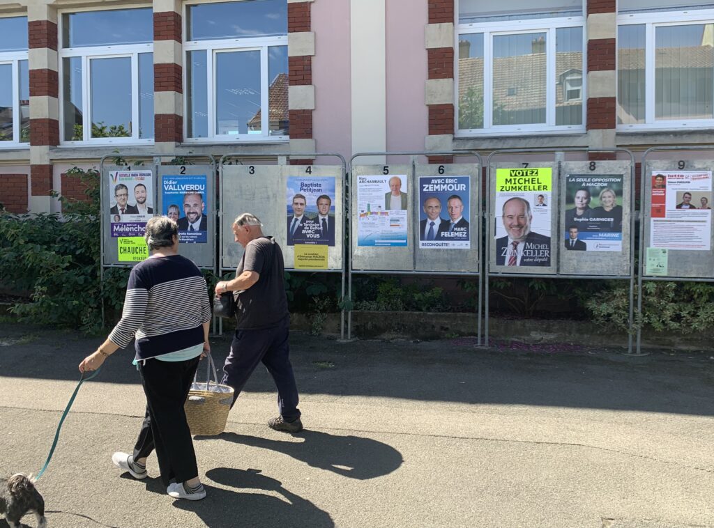 Le premier tour des élections législatives a bousculé le traditionnel front républicain.