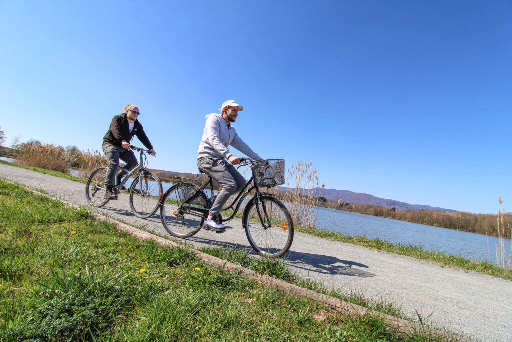 Des cyclotouristes, sur la presqu'île du Malsaucy | ©Élodie Cayot