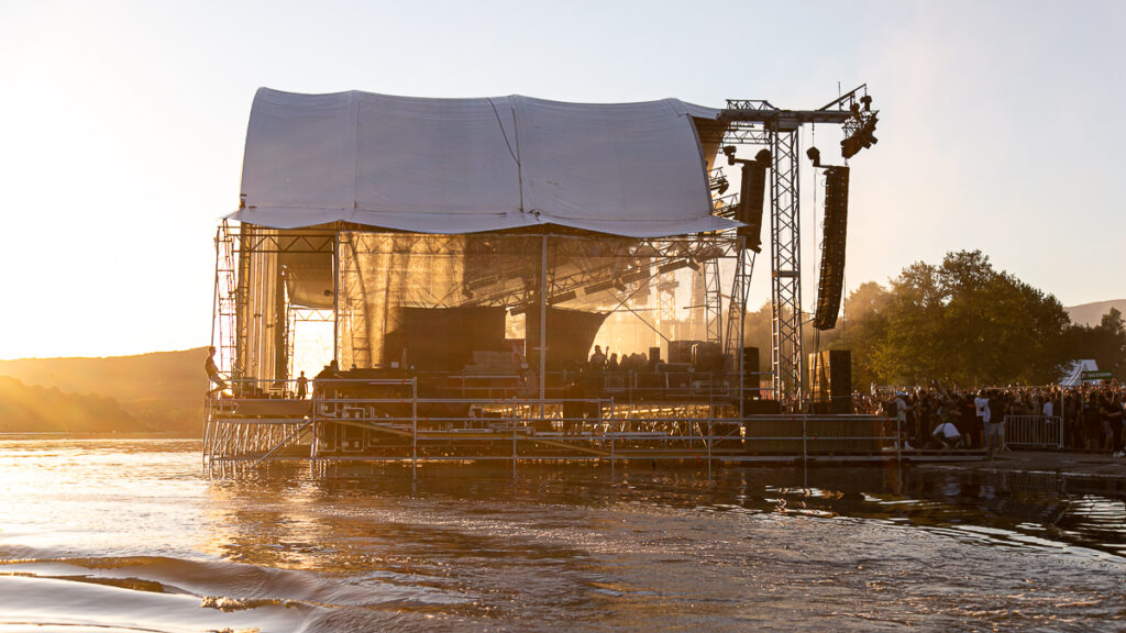 Les Eurockéennes de Belfort baignées par le soleil couchant. |©Sam Coulon.