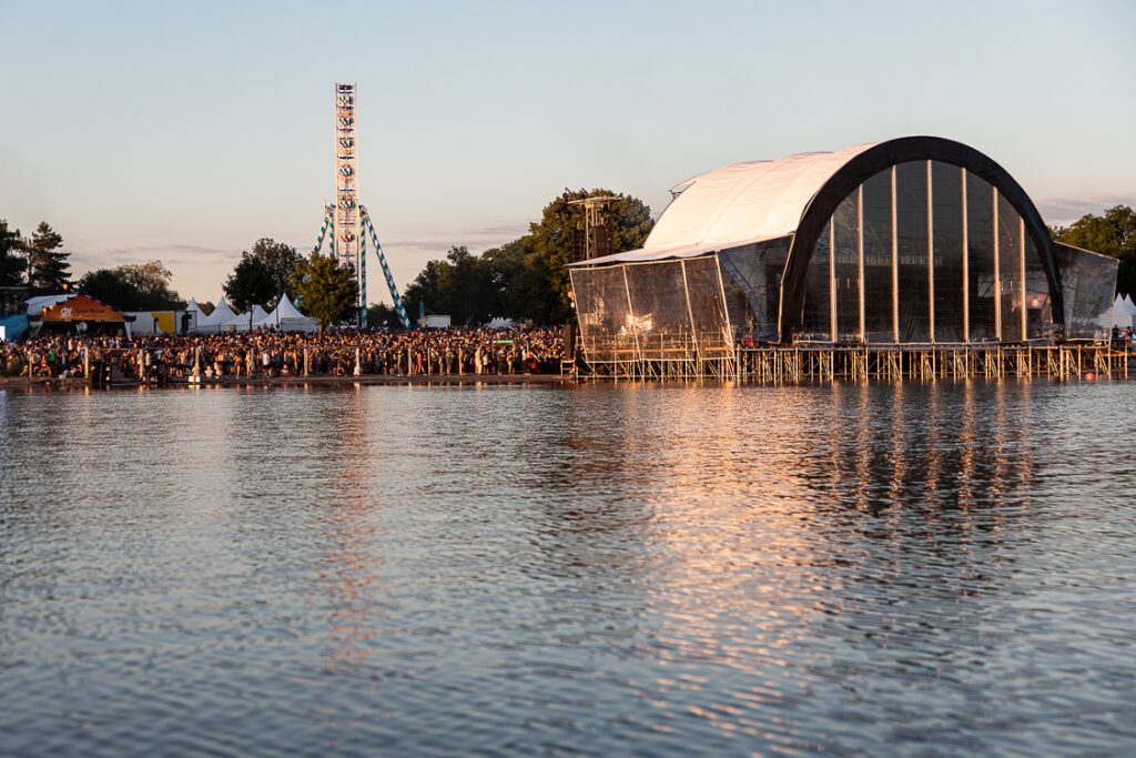 Les Eurockéennes de Belfort baignées par le soleil couchant.