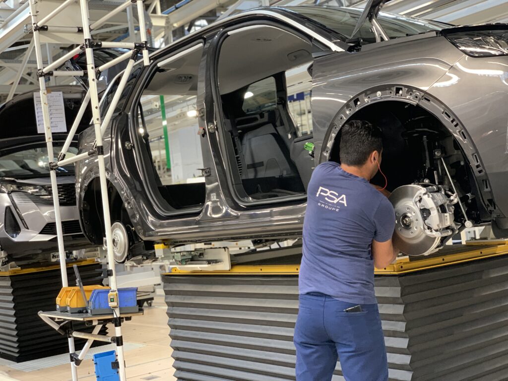 Le nouveau système de montage de l'usine Stellantis de Sochaux.