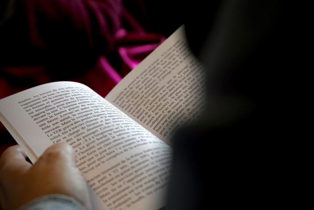 Scène de lecture. | ©Le Trois – illustration