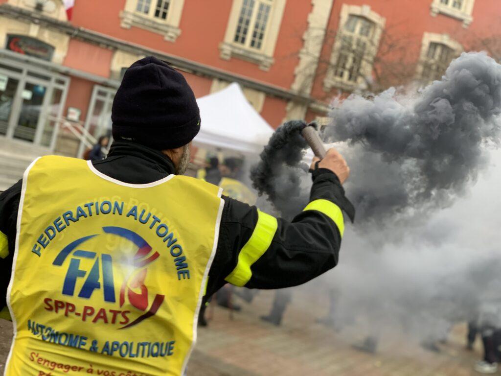 Les pompiers du Territoire de Belfort ont manifesté devant le conseil départemental le 9 décembre 2022, pour maintenir leurs acquis sociaux. |©Le Trois – Thibault Quartier
