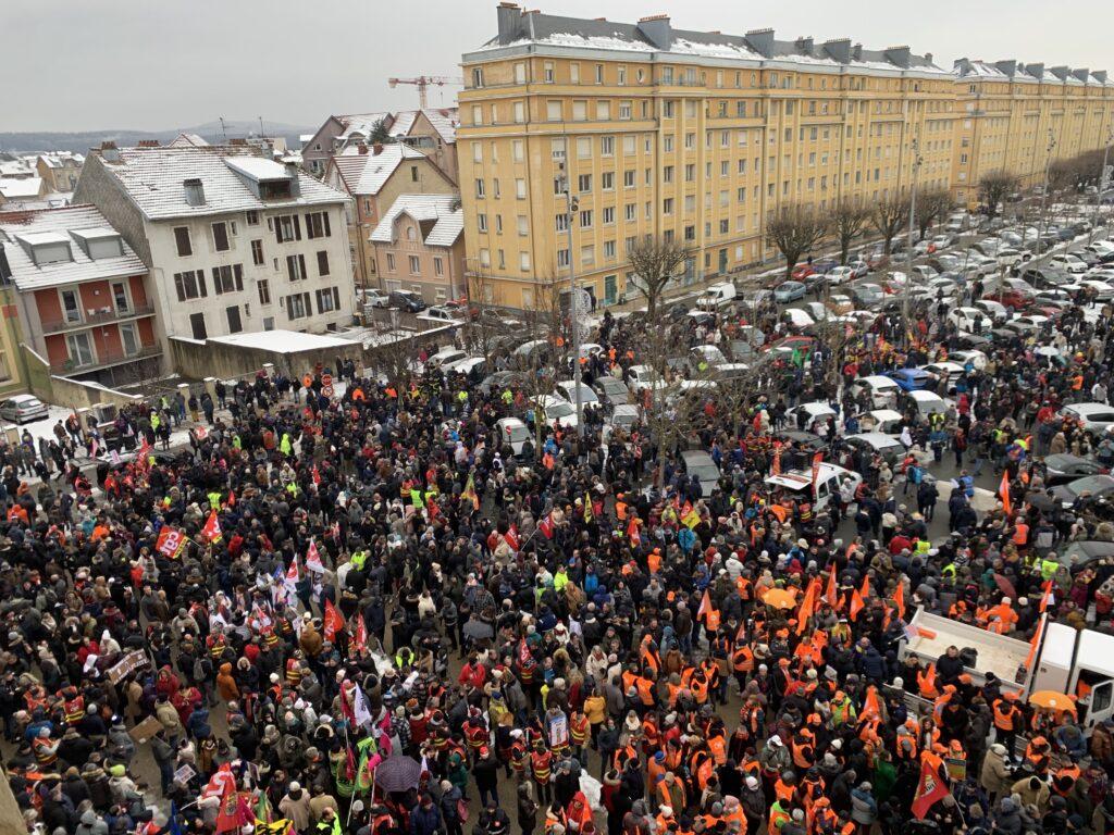 La première manifestation de la mobilisation contre la réforme des retraites a rassemblé des milliers de personnes à Belfort, ce jeudi 19 janvier (©Le Trois – Thibault Quartier).