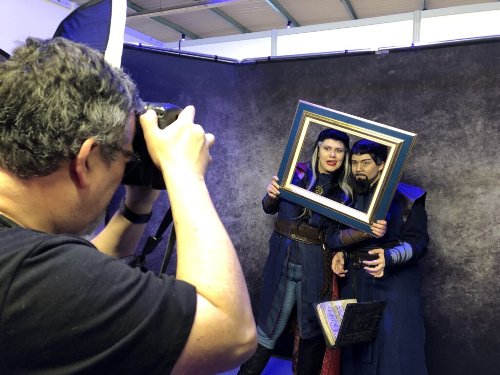 « Levez un peu le cadre et prenez bien la pose ! » lance Laurent Meteor, photographe membre de l’association, lors de la 5e édition. |©Corentin Teissier