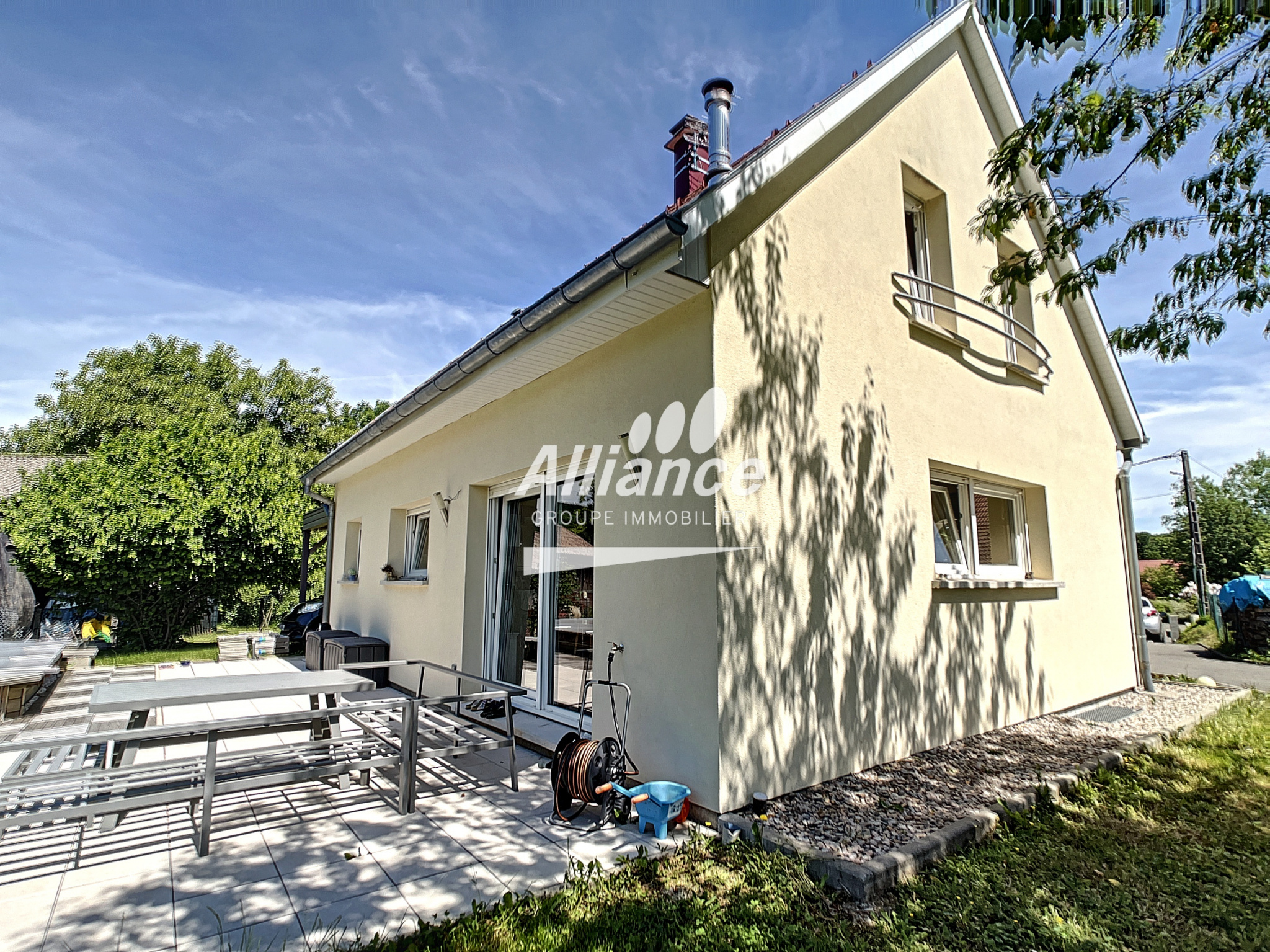 MAISON INDIVIDUELLE T6 AVEC TERRASSE ET PISCINE .