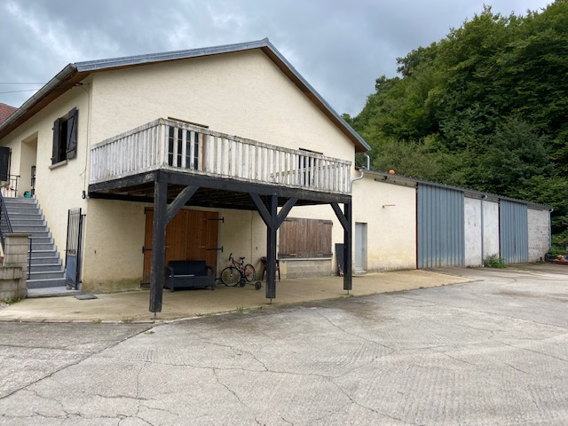 une maison d’habition avev hangar environ 800m2 sur 6418m2