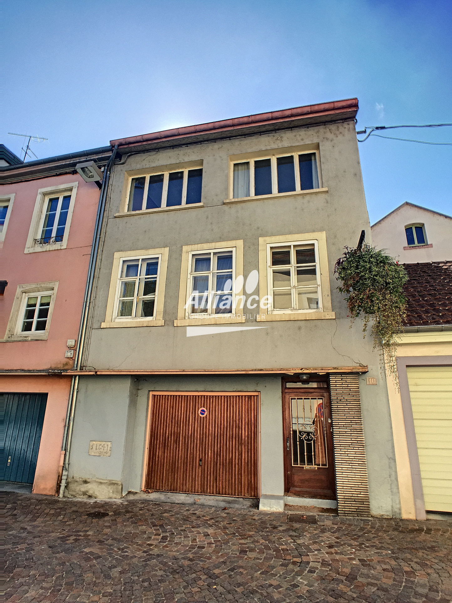 MAISON DE VILLE AVEC GARAGE DANS RUELLE CALME