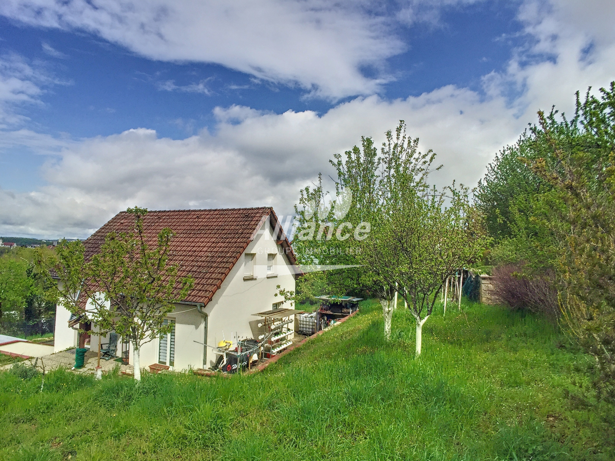 Belle maison dans un endroit calme