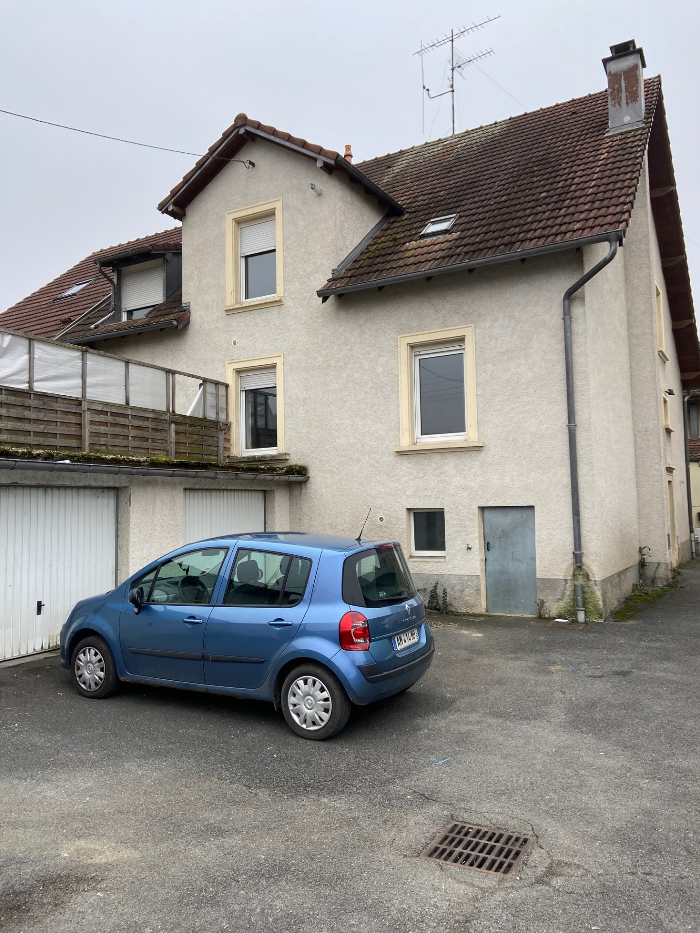 IMMEUBLE SUR COLOMBIER FONTAINE 4 APPARTEMENTS ET 4 GARAGES